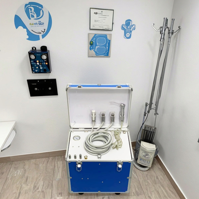 Zahnmedizinisches Schulungsequipment, tragbare Zahnarzteinheit, zahnmedizinische Studentenübung, zahntherapeutische Einheit, Privatpraxis, chirurgischer Zahnwagen